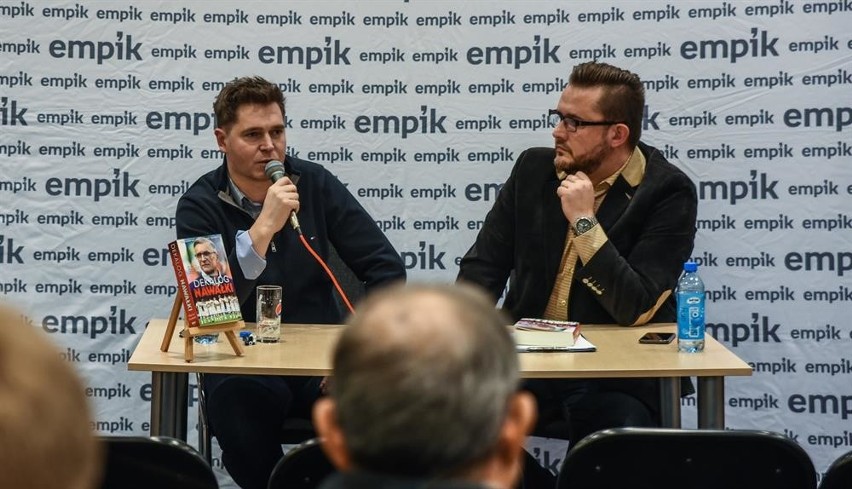 Spotkanie w Empiku z Marcinem Feddkiem (z lewej) prowadził...