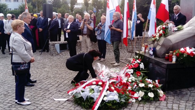 W rocznicę Sierpnia '80 uroczystości odbyły się pod Pomnikiem Ofiar Grudnia '70 w Gdyni. Liczne delegacje złożyły wieńce kwiatów.