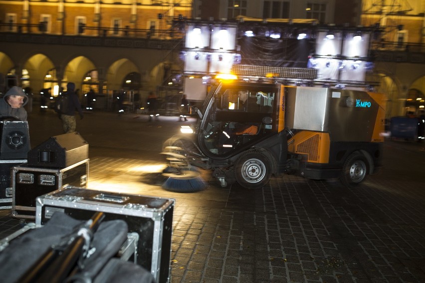 Sylwester 2016 Kraków. Nocne sprzątanie Rynku Głównego [ZDJĘCIA, WIDEO]