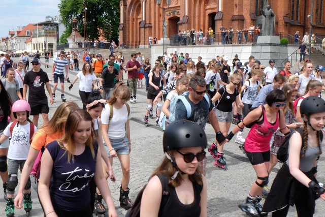 Każdy przejazd rolkarzy w ramach Nightskating ma przewodni motyw. Uczestnicy jeździli już ubrani na biało, w szlafrokach na "Piżama party".  W maju 2018 roku, kiedy zrobiono to zdjęcie, obowiązywał klimat weselny.