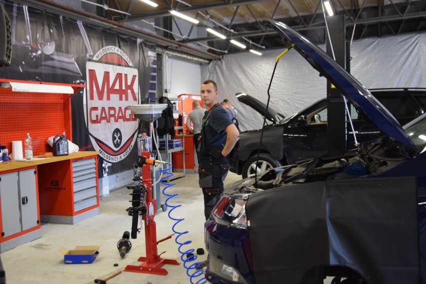 Słynny youtuber Michał Jesionowski otworzył w poniedziałek warsztat samochodowy koło Kielc. W Nowinach działa M4K Garage (ZDJĘCIA, WIDEO)