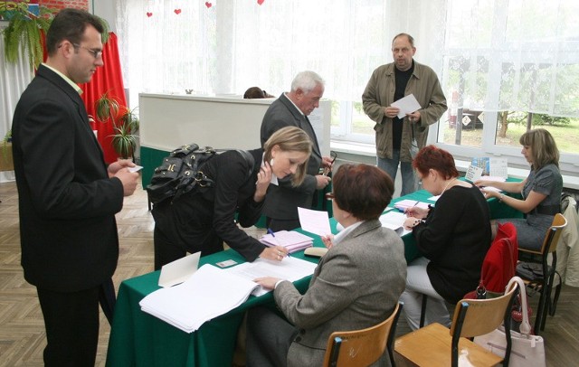 Wydawanie kart do głosowania w lokalu wyborczym w Publicznym Gimnazjum numer 5 w Pionkach.