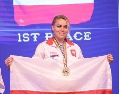 Marlena Wawrzyniak, grudziądzka armwrestlerka na podium mistrzostw Europy 2016 w Bukareszcie weszła z flagą Polski. Zdobyła złoto w siłowaniu na prawa i lewą rękę