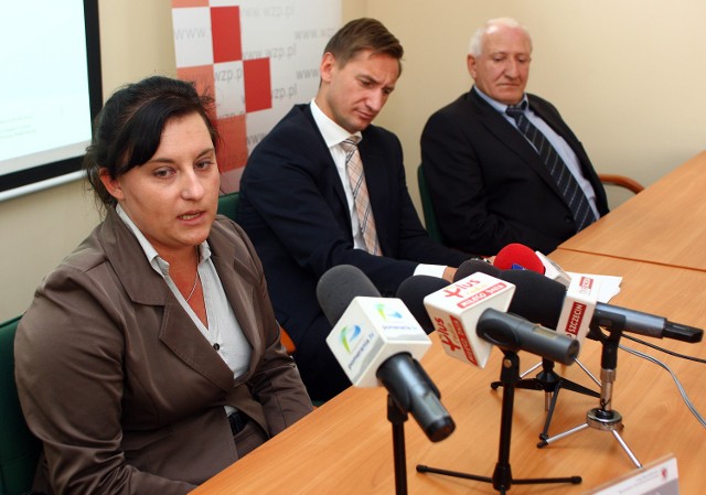 Na zdjęciu od lewej strony Anna Koc, menedżer firmy Meble Morskie, marszałek Olgierd Geblewicz i Zbigniew Rybicki z firmy Ferroplast. Prezes firmy Power-Tech z Wałcza nie dojechał.