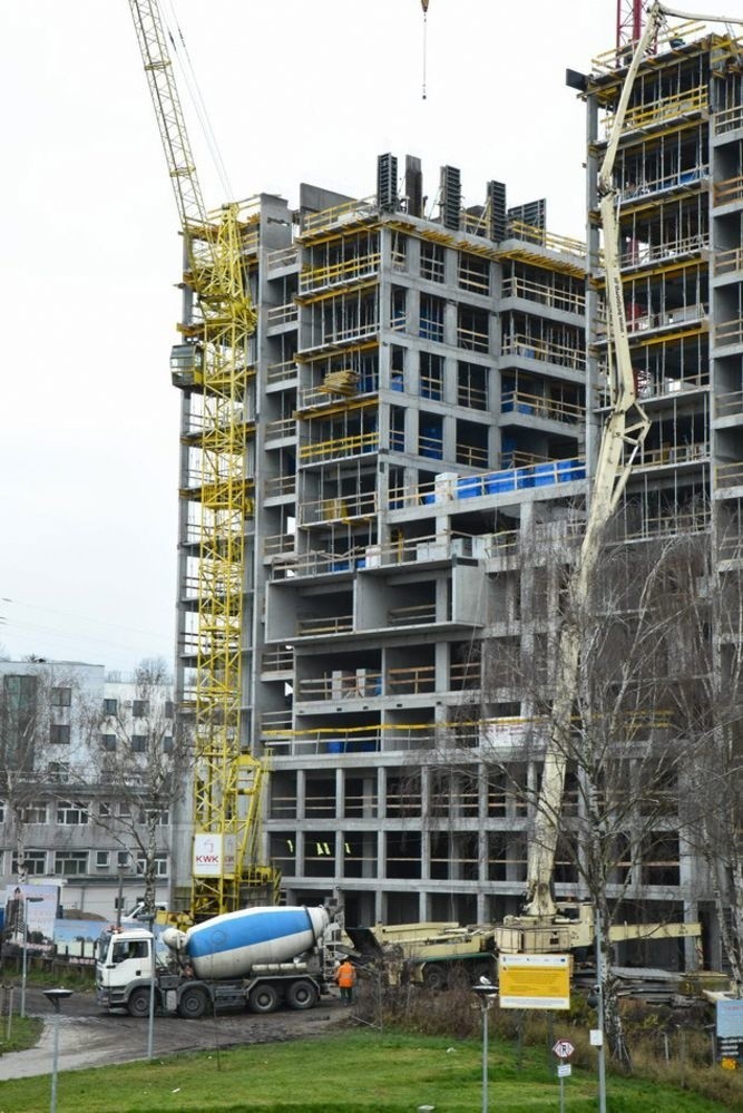 Budowa najwyższego w Bydgoszczy budynku dotarła do 13. piętra [ZDJĘCIA, WIZUALIZAJCE]