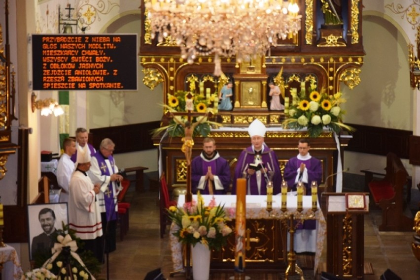 Mszy pogrzebowej przewodniczył biskup tarnowski Andrzej Jeż,...