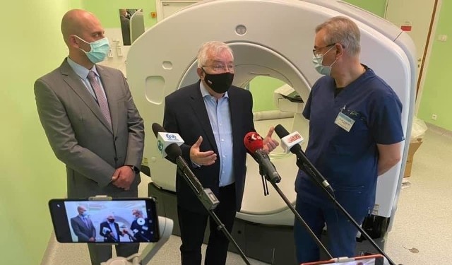 Od lewej: Grzegorz Kaleta - dyrektor szpitala, poseł Krzysztof Lipiec, doktor Jarosław Bilski, kierownik diagnostyki obrazowej.