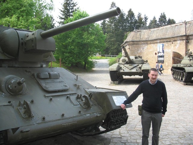 Arkadiusz Maciejewski przy czołgach, które są wizytówką kierowanego przez niego muzeum na Cytadeli