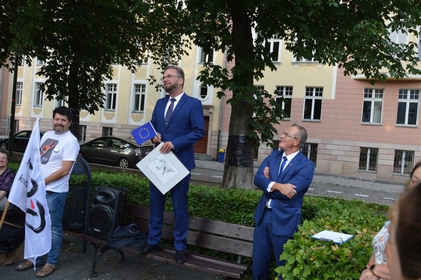 Demonstracja pod Sądem Okręgowym w Opolu.