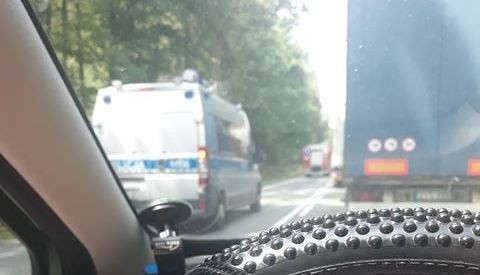 Przewalanka. DK8. Droga Białystok - Korycin zablokowana. Zderzyły się dwa pojazdy osobowe z ciężarowym