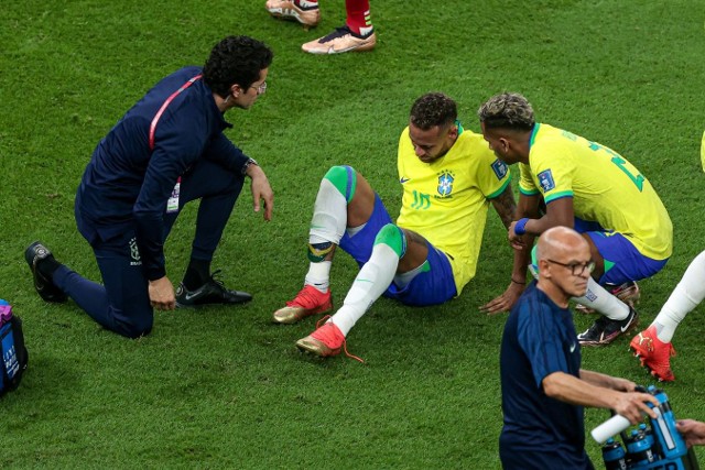 Neymar po skręceniu kostki podczas meczu Brazylia - Serbia (2:0) odpocznie w dwóch kolejnych spotkaniach fazy grupowej mundialu