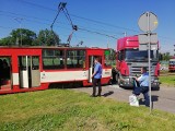 Zderzenie ciężarówki z tramwajem na ul. Jana z Kolna w Gdańsku. Poważne utrudnienia w ruchu. Wprowadzono komunikację zastępczą [zdjęcia]