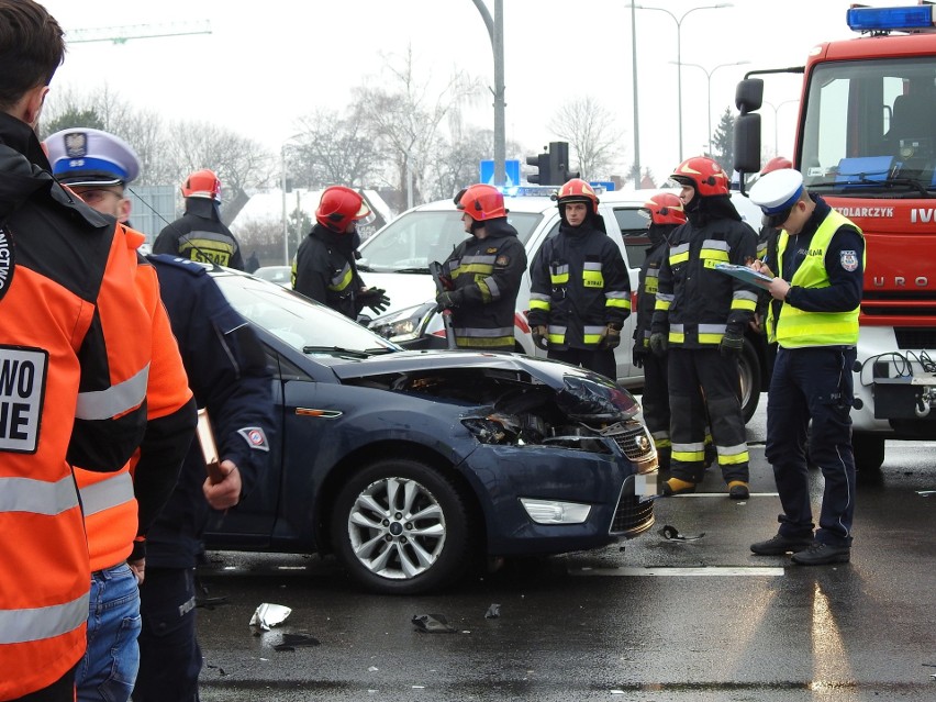 Wypadek karetki na ulicy Waszyngtona. W zdarzeniu drogowym udział brały trzy samochody [ZDJĘCIA, WIDEO]