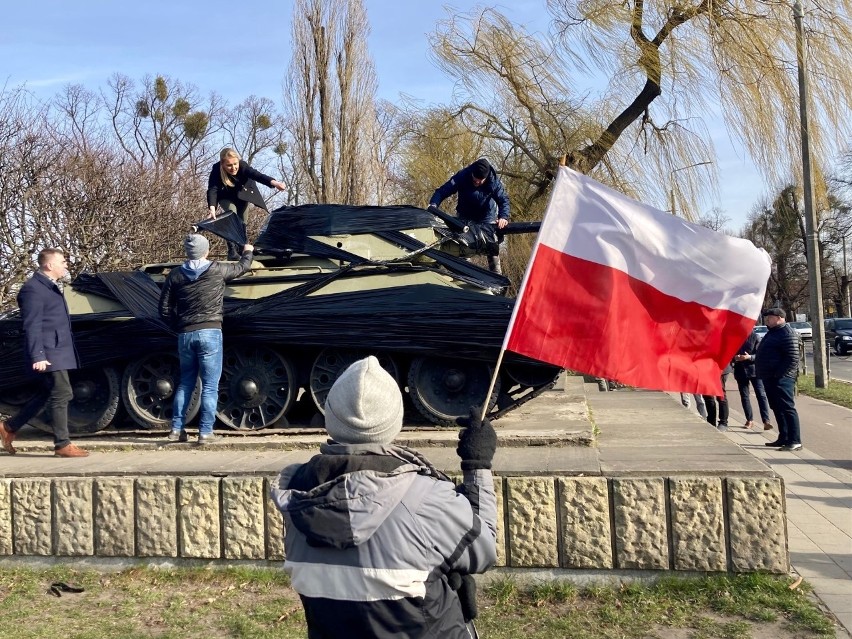 Pożegnanie z „ruskim czołgiem” w Gdańsku. Aktywiści chcą usunięcia go z przestrzeni miejskiej: „Nie ma miejsca na symbole obcej dominacji”