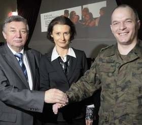 Od lewej: prof. Marian Duczmal, dyr. Ewa Nowak - Kubler i Płk Jacek Mroczek. (fot. Sławomir Mielnik)