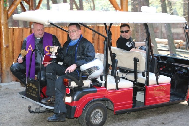 Ksiądz Leszek Skorupa, prywatnie fan motocykli poświęci maszyny przed rozpoczynającym się właśnie sezonem.