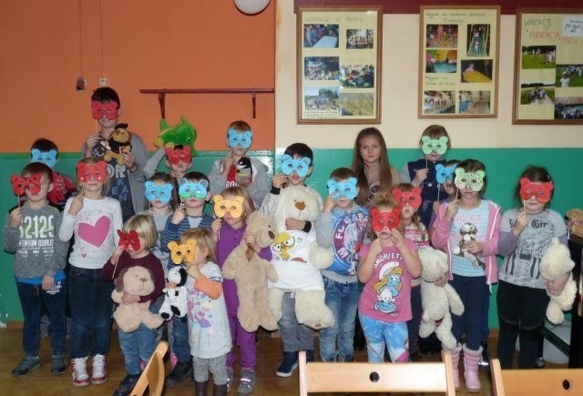 Na bal literacki w Szczytach dzieci przygotowały misiowe maski.