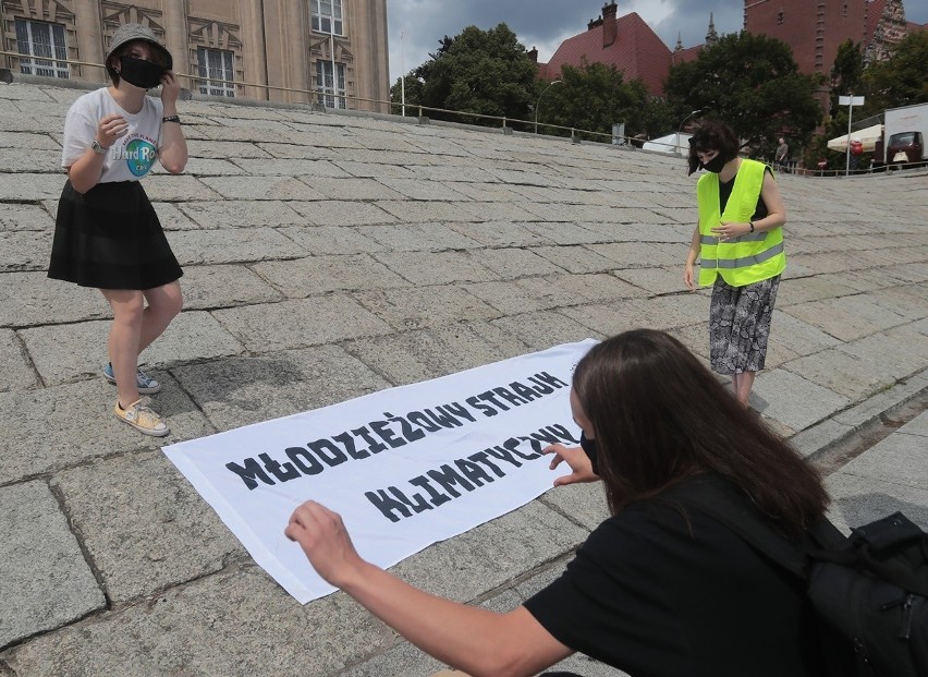 Młodzi ludzie protestowali przed kuratorium w sprawie klimatu