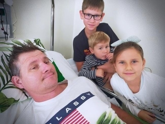 Tomasz to 40-letni mąż i ojciec trójki małych dzieci - Kacpra 11 lat, Amelii 7 lat i Wiktora 2,5 roku