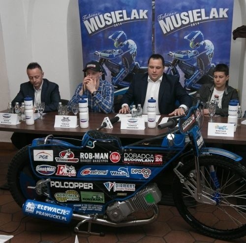 Tobiasz Musielak oraz Bartosz Smektała podczas podpisywania umowy sponsorskiej z firmą SmakMak