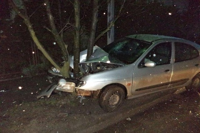 Samochód marki renault został tak roztrzaskany, że nie nadawał się do jazdy.