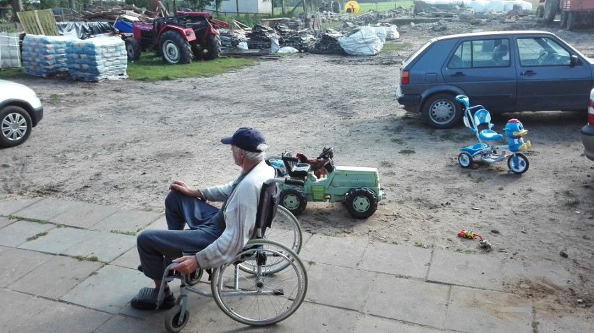 Wciąż trwa usuwanie skutków nawałnicy. Mieszkańcy porządkują...