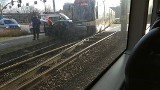 Wypadek na Rondzie Ofiar Katynia w Gdańsku. Zderzenie tramwaju z samochodem osobowym. Motorniczy trafił do szpitala