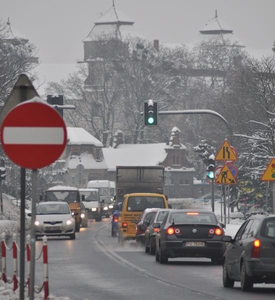 Na remontowanej od lipca głównej drodze miasta jest ciasno. Problem może rozwiązać jedynie budowa obwodnicy.