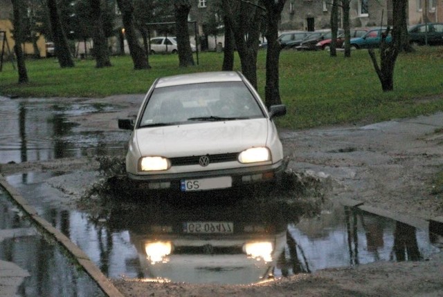 Dziurawa droga na podwórku między ulicami Sobieskiego i Piotra Skargi.