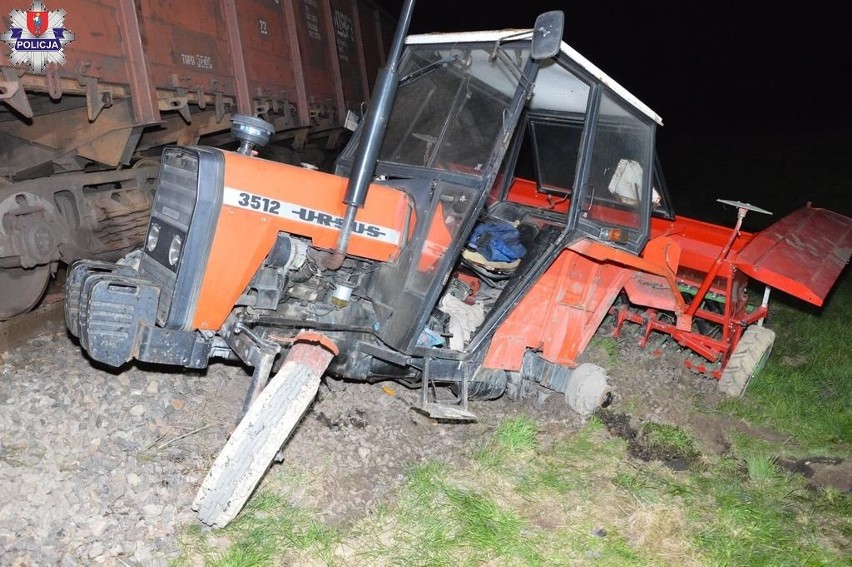 Powiat zamojski. Ciągnik zderzył się z lokomotywą. 63-latek trafił do szpitala