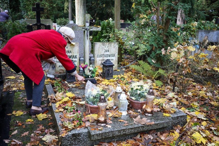 Na cmentarzach w całej Polsce ludzie sprzątają i dekorują...