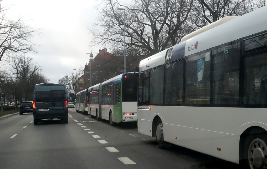 Przystanek przy Placu Kościuszki zawsze pełny? Dlaczego w tym miejscu jest tyle autobusów? 
