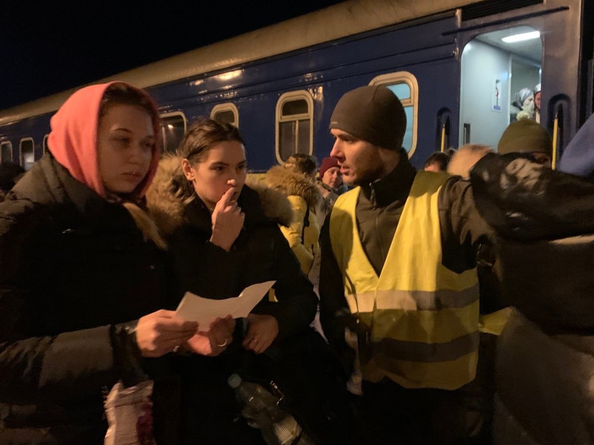 Kolejny pociąg z uchodźcami wojennymi przyjechał do Sędziszowa. Setki osób mogło odpocząć po długiej podróży w naszym mieście [ZDJĘCIA]