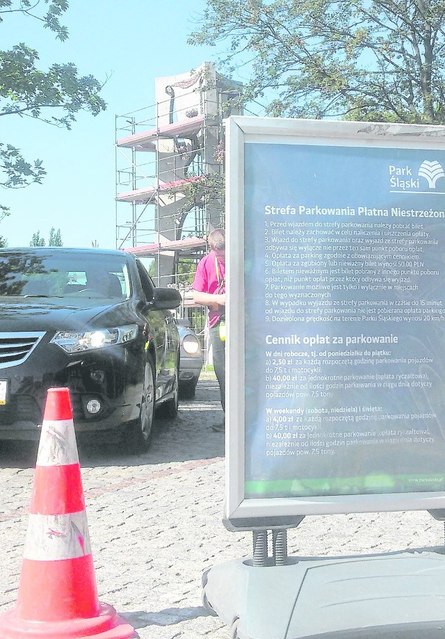 W Parku Śląskim wyraźnie zmniejszyła się liczba parkujących samochodów.