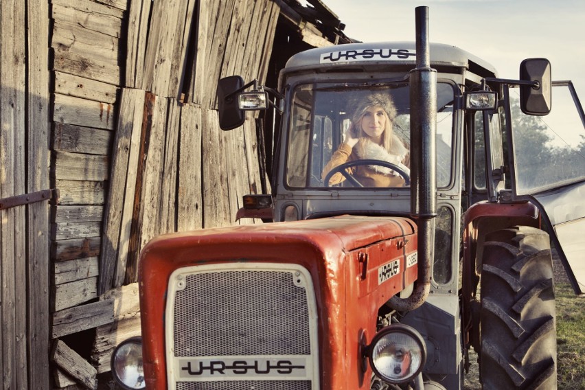 Piękne kobiety na starych traktorach promują Byczynę