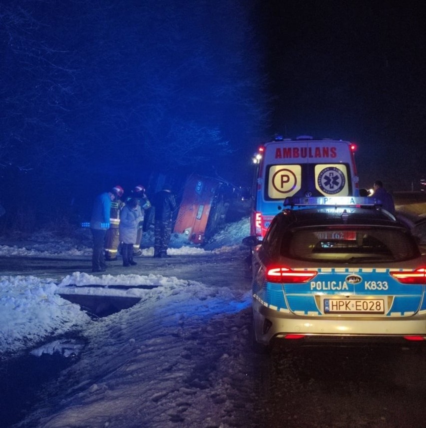 Wypadek autobusu w Hadlach Szklarskich. Poszkodowane zostały dwie osoby [ZDJĘCIA]
