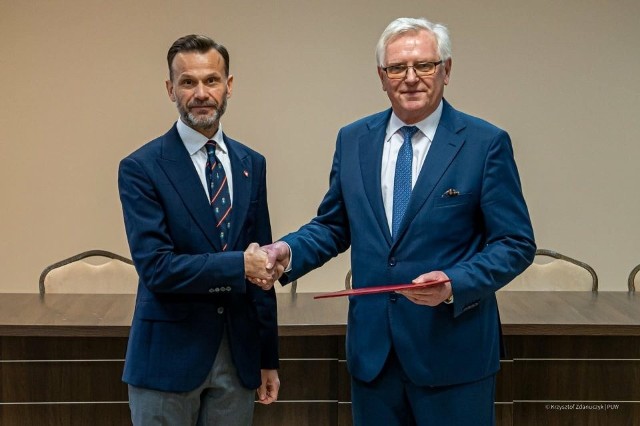 Franciszek Kuczewski (z prawej) funkcję burmistrza Czyżewa pełnić będzie do czasu objęcia obowiązków przez nowo wybranego burmistrza. Z lewej wojewoda podlaski Jacek Brzozowski