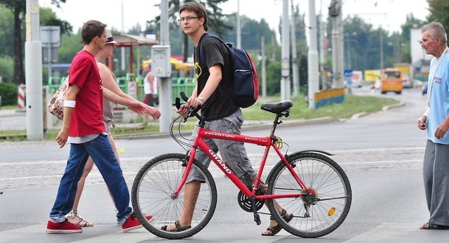Radek Słowik: -  Zawsze przed "zebrą&#8221; zsiadam z roweru i prowadzę go. Innym radzę to samo.