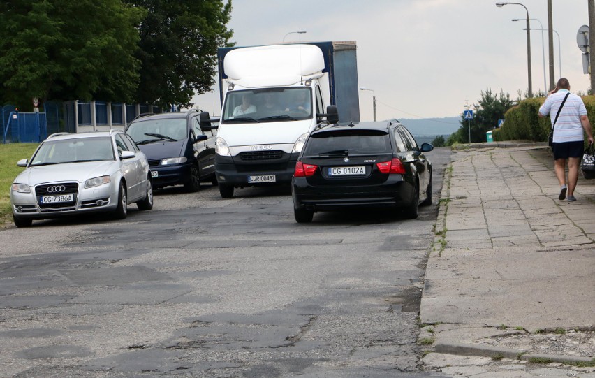 Długo oczekiwany remont ulicy Jackowskiego podzielony jest...