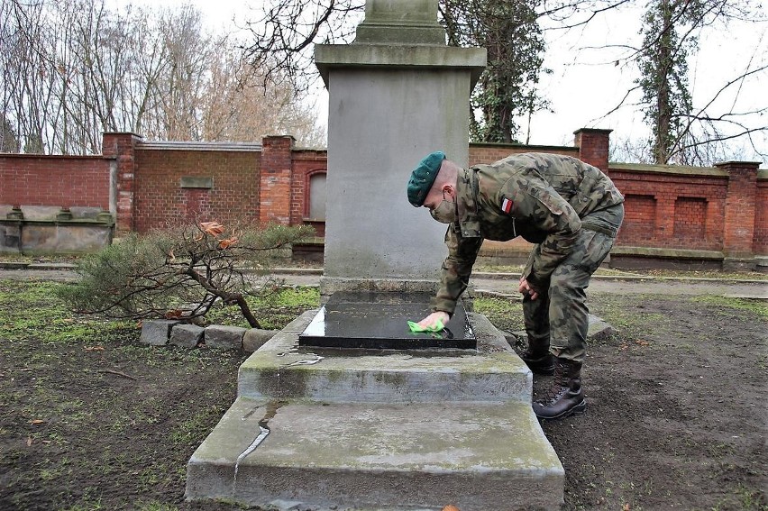 Wojskowi wysprzątali dwa opolskie cmentarze.