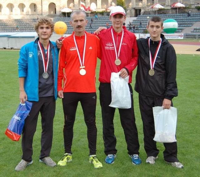 Mateusz Borkowski (drugi z prawej) wystąpi w reprezentacji Polski w Utrechcie. Obok - z lewej jego trener Sylwester Dudek.  