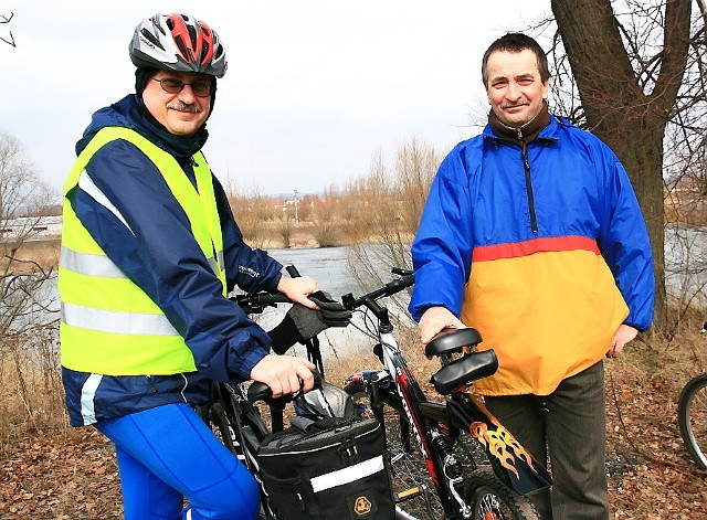 Jan Reichwald (z lewej) i Tadeusz Śpiewakowski już ponad 30 lat jeżdżą rowerami. Plany budowy trasy północ-południe  przyjmują z aplauzem.