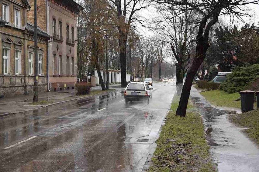 Po opadach deszczu na gorzowskich ulicach tworzą się...