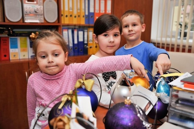 Mela Borawska (z lewej), Jonasz Michaluk i ich koledzy z Tęczowego Przedszkola nr 12 wiedzą, że piękne bombki, które do nich trafiły, sprawią, że na placu zabaw zostanie zamontowana nowoczesna huśtawka