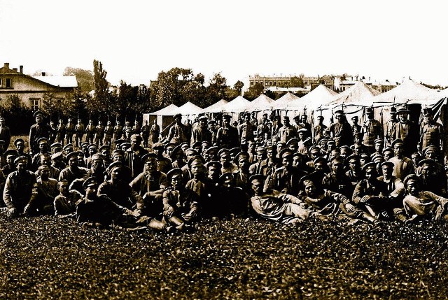 Na fotografii są jeńcy rosyjscy budujący cmentarze wojenne w Gorlicach. To archiwalne zdjęcie pochodzi z 1917 roku