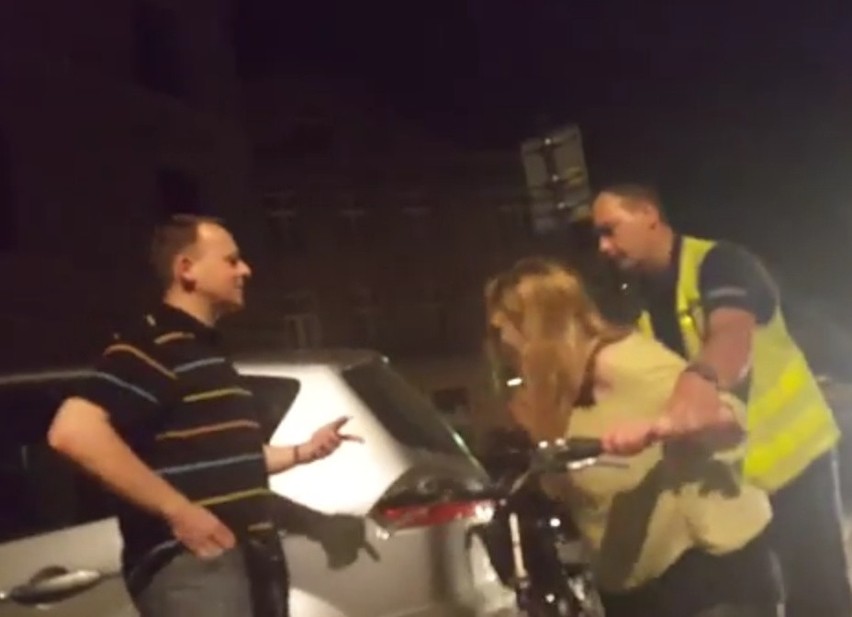 Szarpanina pijanej rowerzystki z policją.