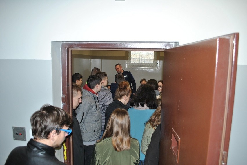 Uczniowie z Pocierzyna byli z wizytą u radziejowskich policjantów - poznali tajniki zawodu, zajrzeli do aresztu