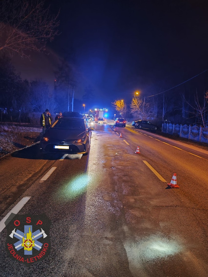 Wypadek w Antoniówce pod Radomiem. Na drodze zderzyły się dwa samochody osobowe