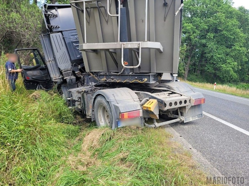 Ciężarówka wypadła z drogi na DK 46 koło Dąbrowy, 01.07.2022...