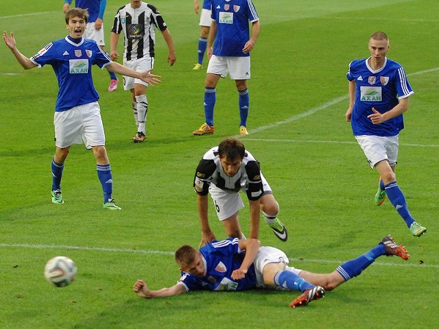 Irakli Gerkenaszwili (biało-czarny strój) w Sandecji rozegrał dotychczas dwa ligowe spotkania